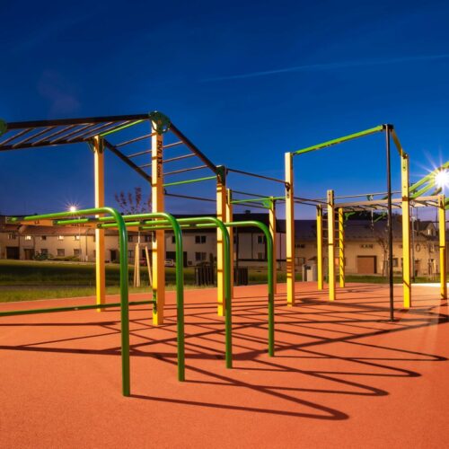 Calisthenics toestel Nippur L+ 20 Met het topsegment calisthenicstoestellen van NIPPUR creëert u een toekomstbestendige investering in gezondheid, beweging en buitenfitness.